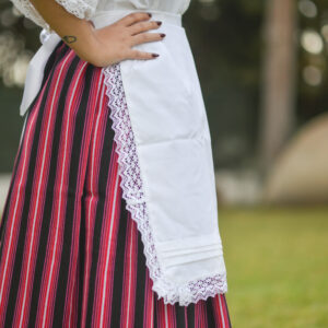 Delantal lorzas blanco.