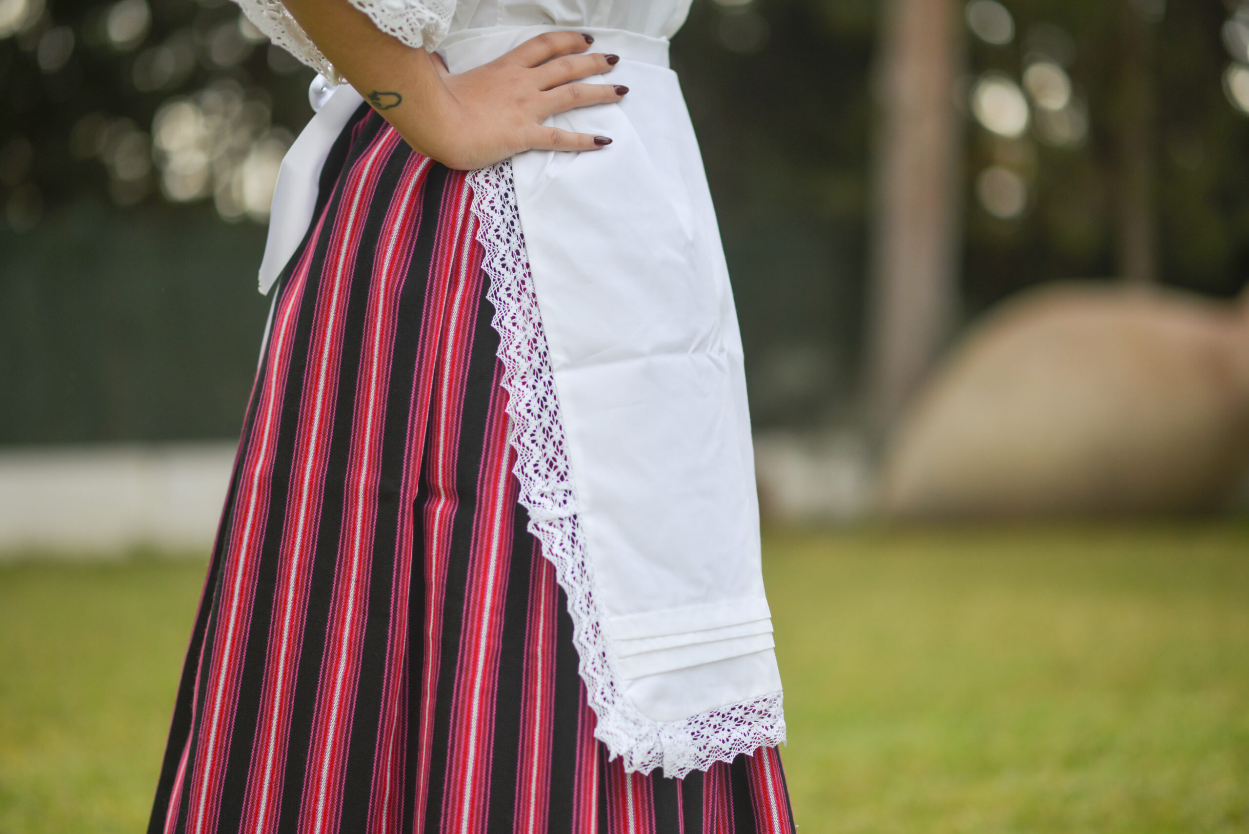 Delantal lorzas blanco.