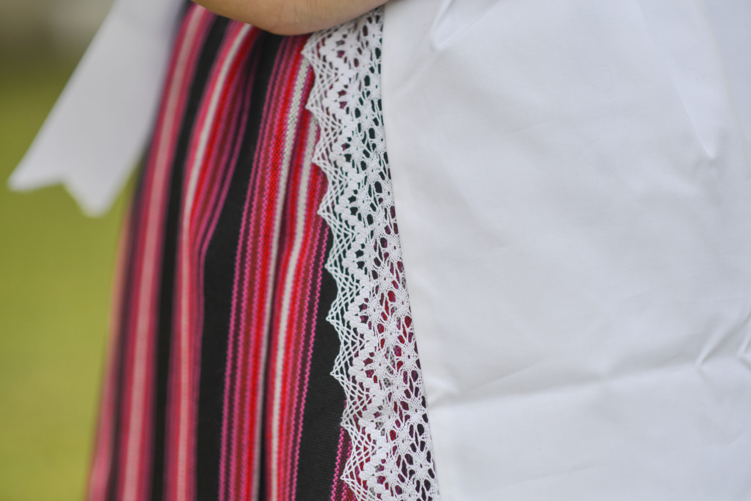 Delantal lorzas blanco. - Imagen 3