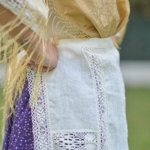 Delantal de hilo marfil.