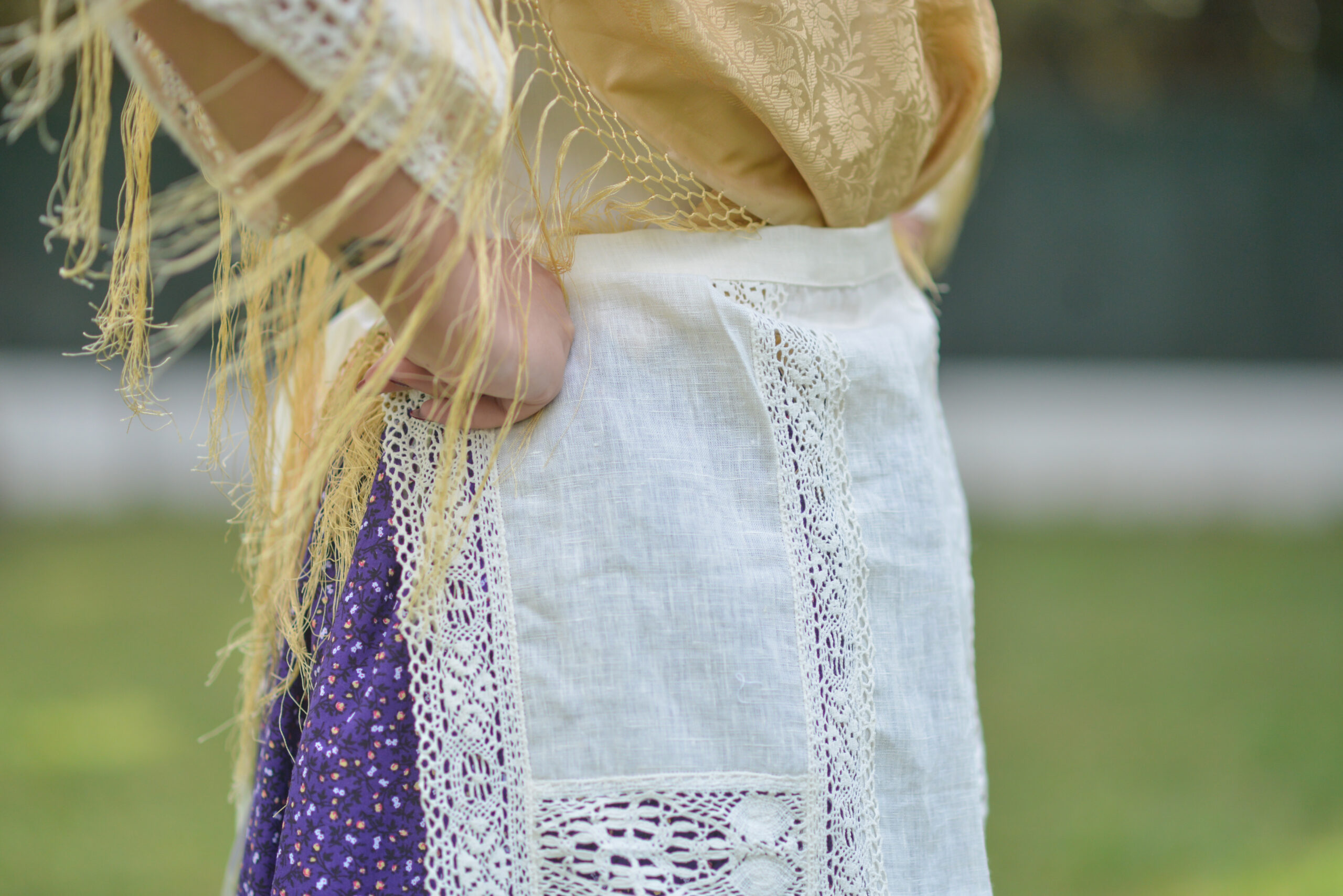 Delantal de hilo marfil.