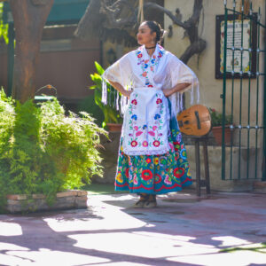 Refajo bordado a mano.