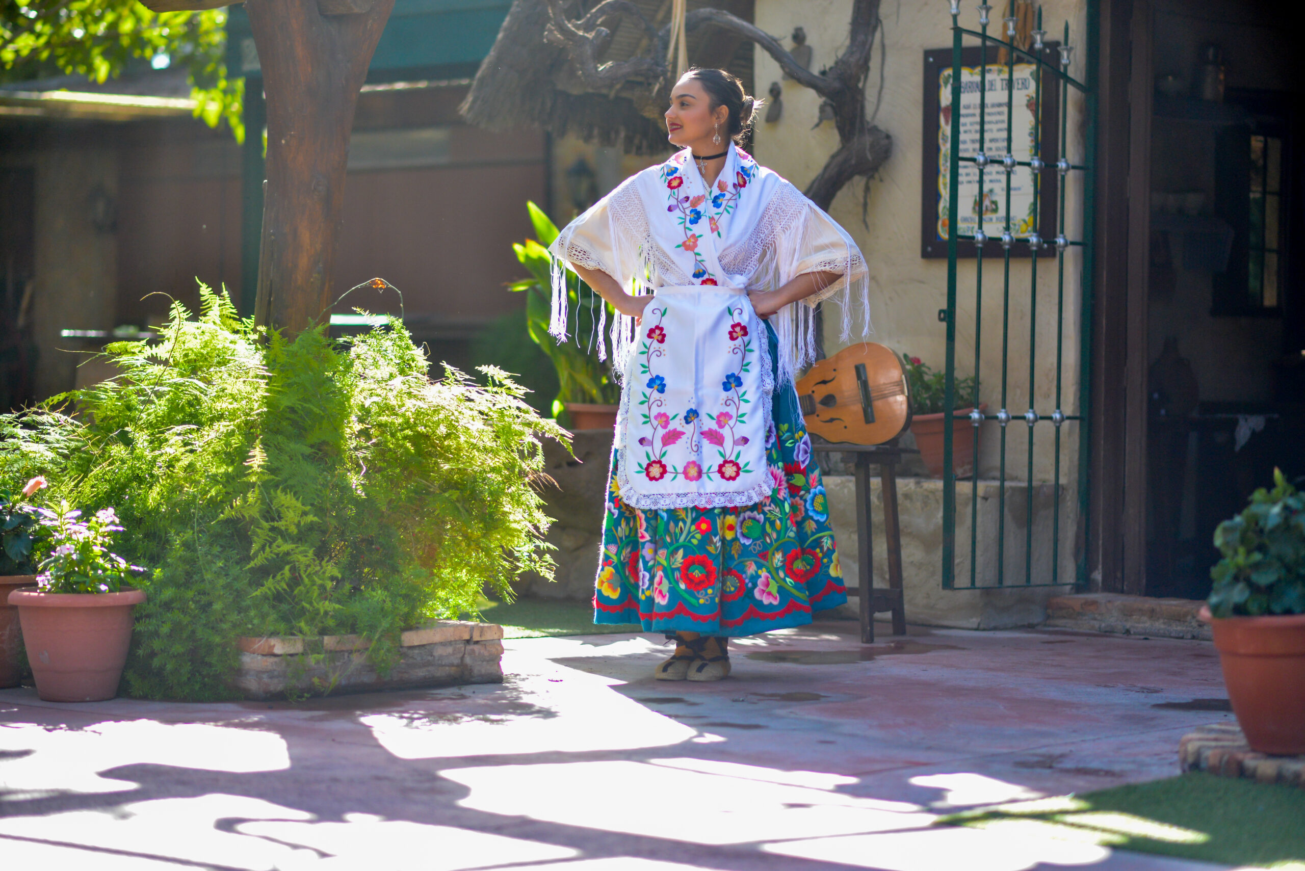 Refajo bordado a mano.
