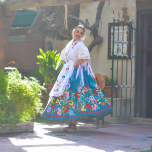 Juego bordado blanco en colores.