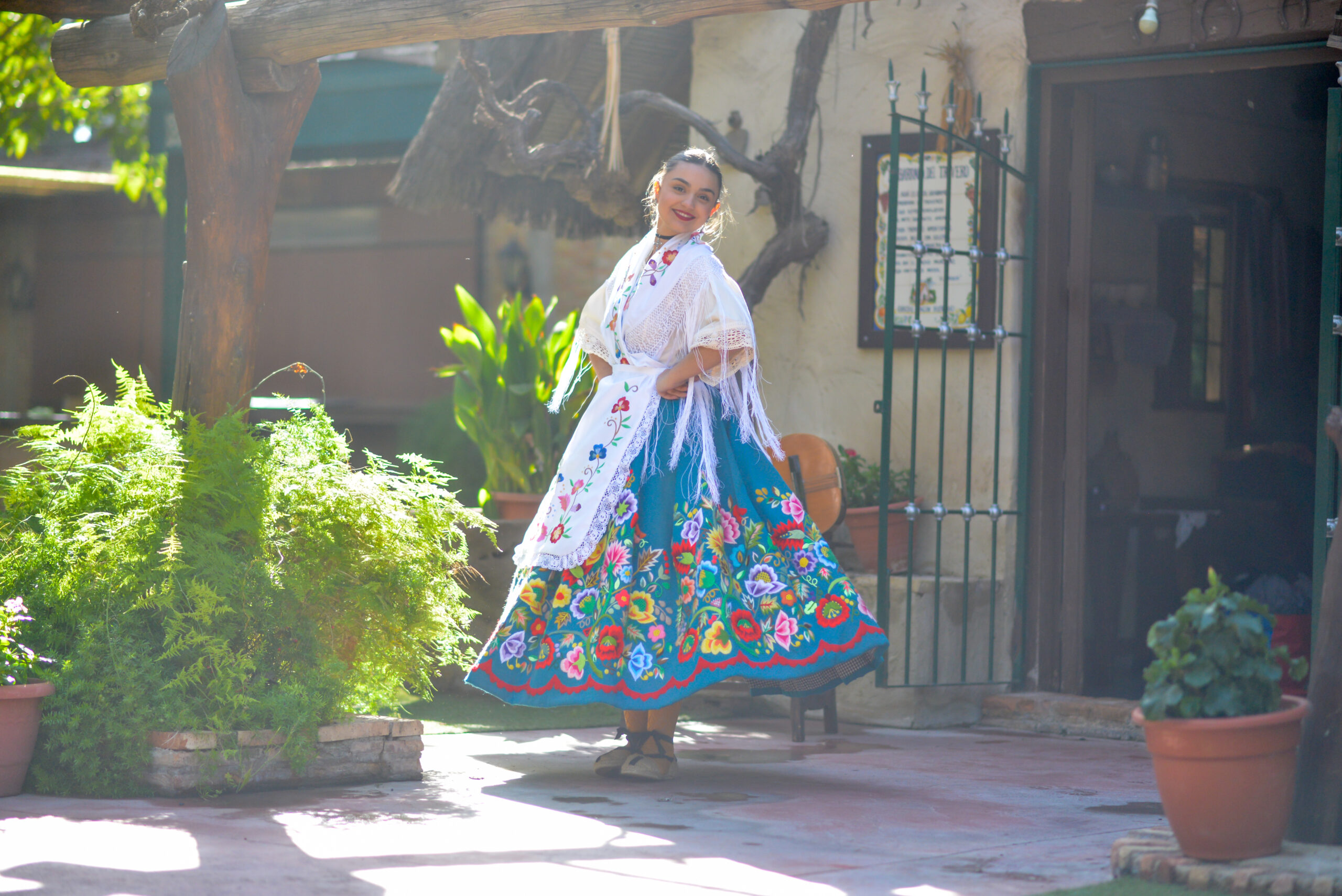 Juego bordado blanco en colores.