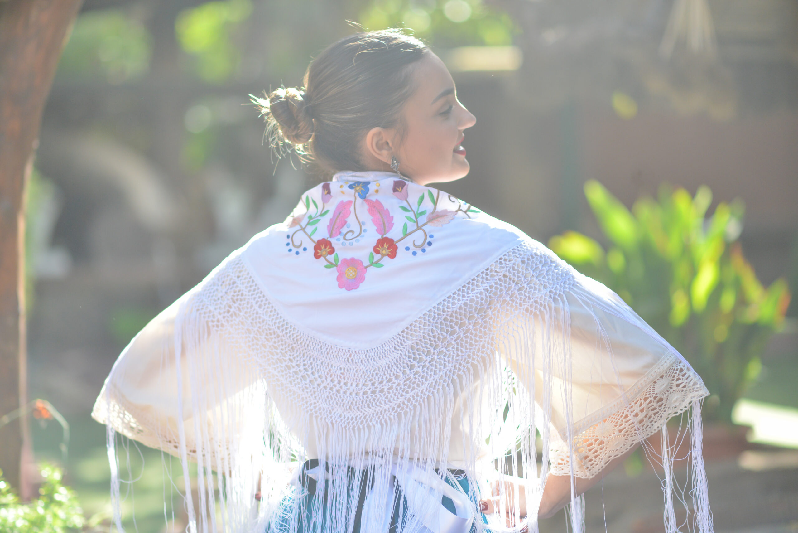 Juego bordado blanco en colores. - Imagen 3