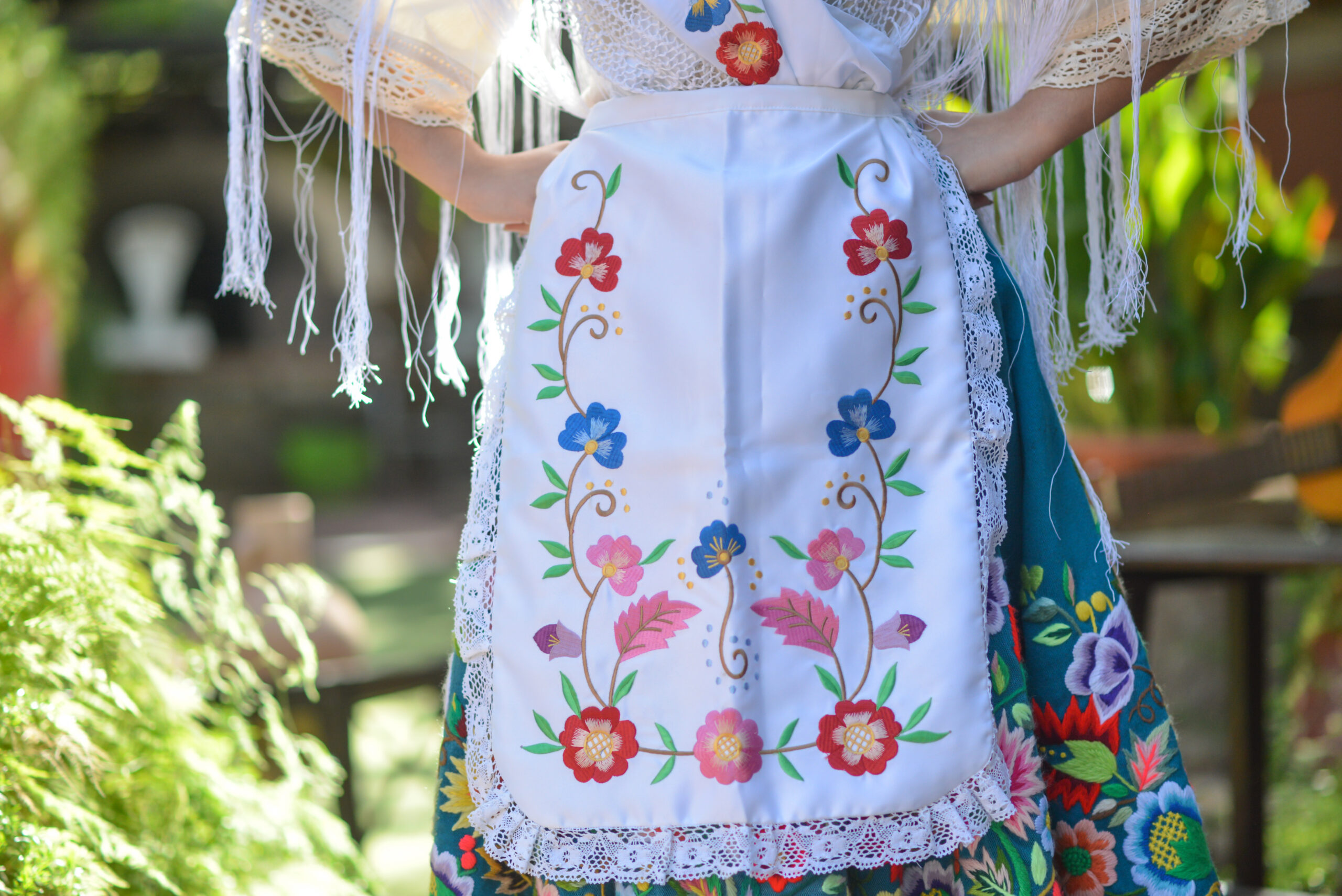 Juego bordado blanco en colores. - Imagen 5