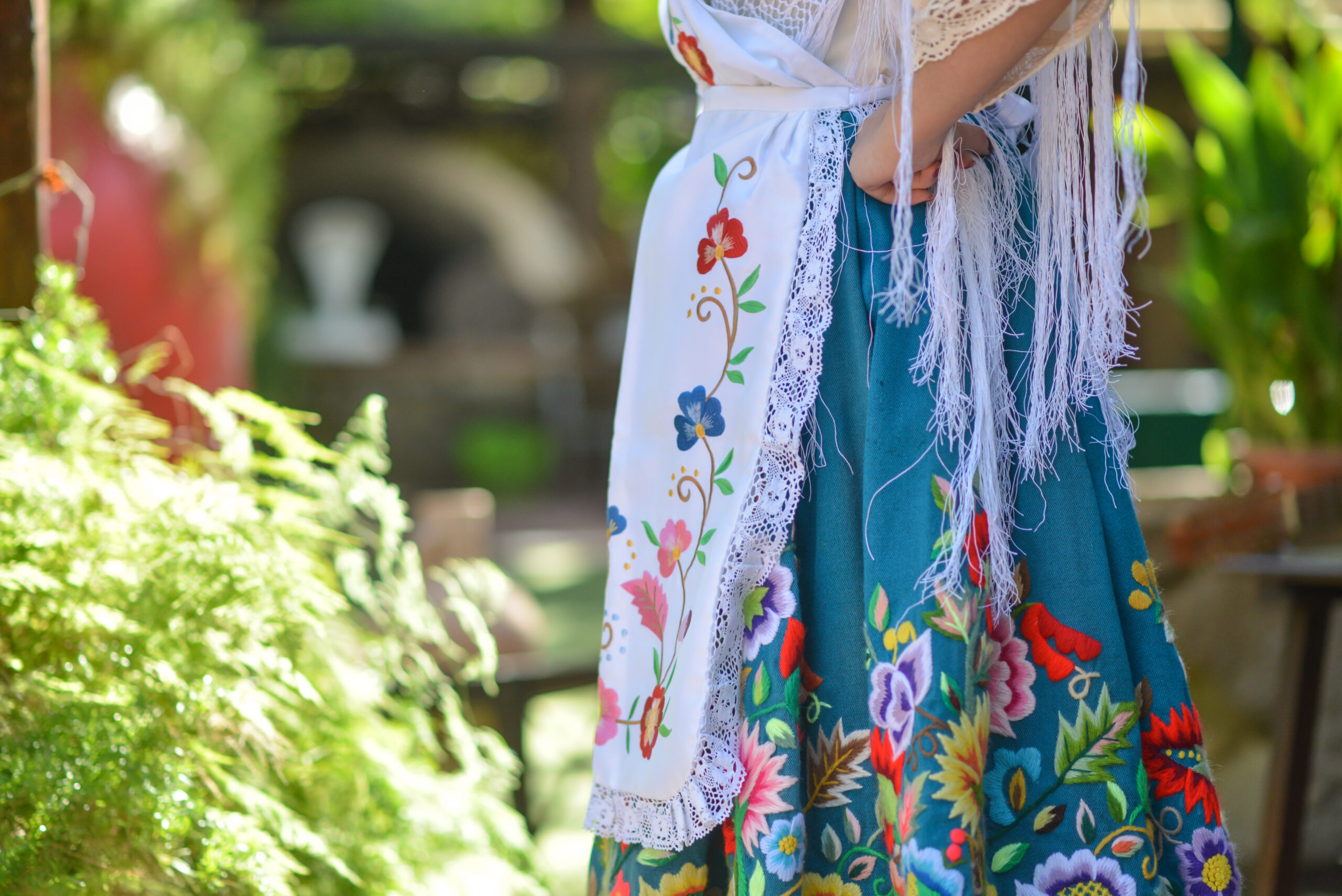 Juego bordado blanco en colores. - Imagen 4