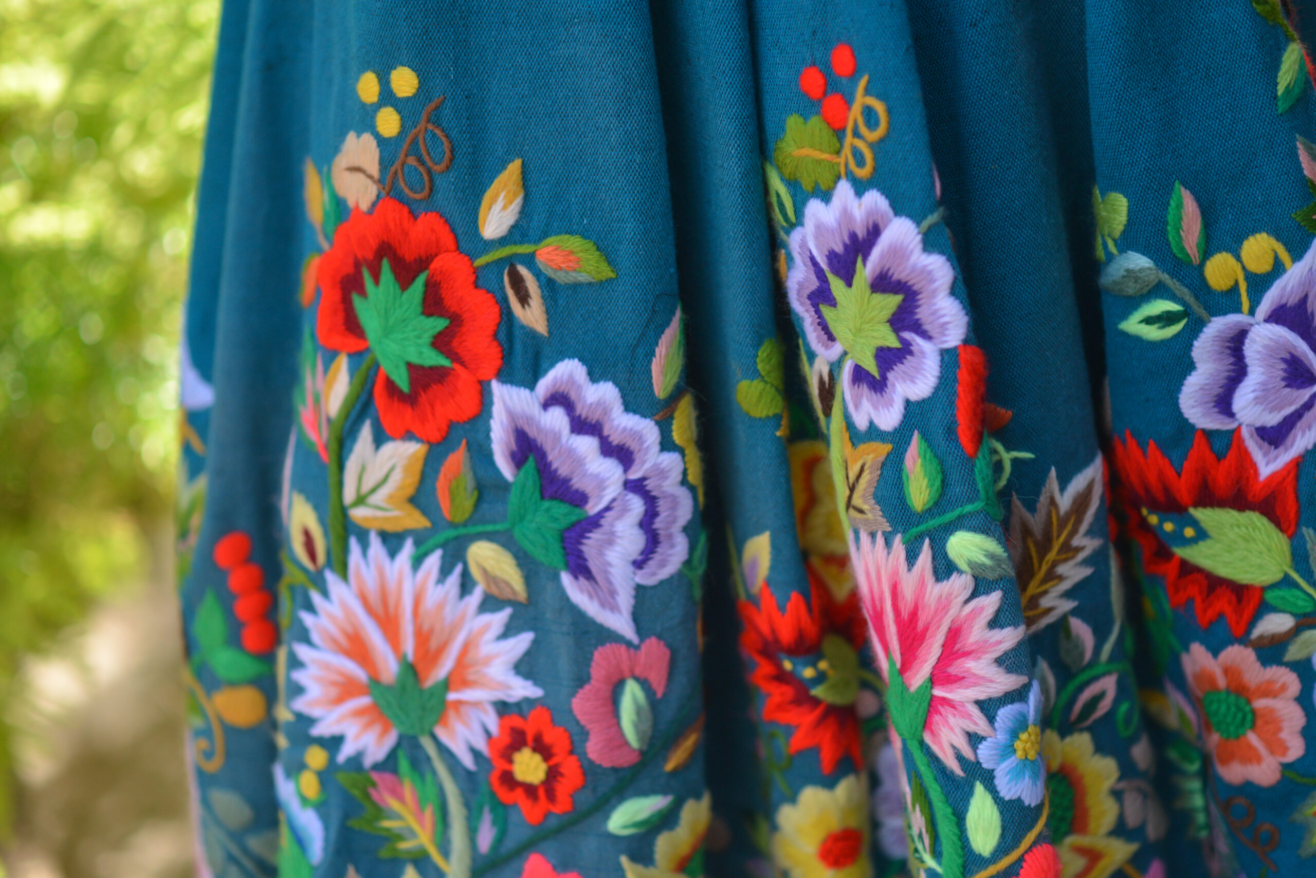 Refajo bordado a mano. - Imagen 4