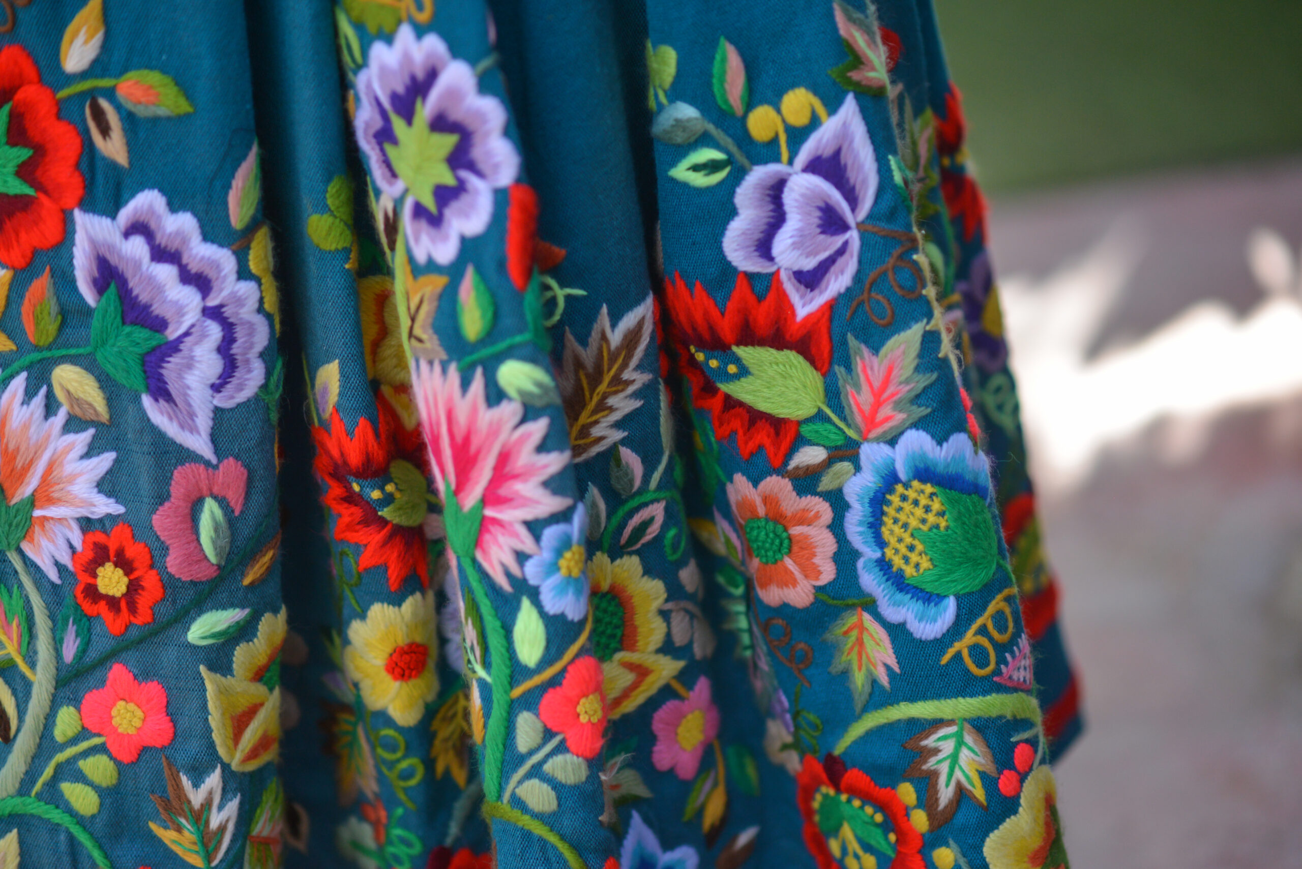 Refajo bordado a mano. - Imagen 3