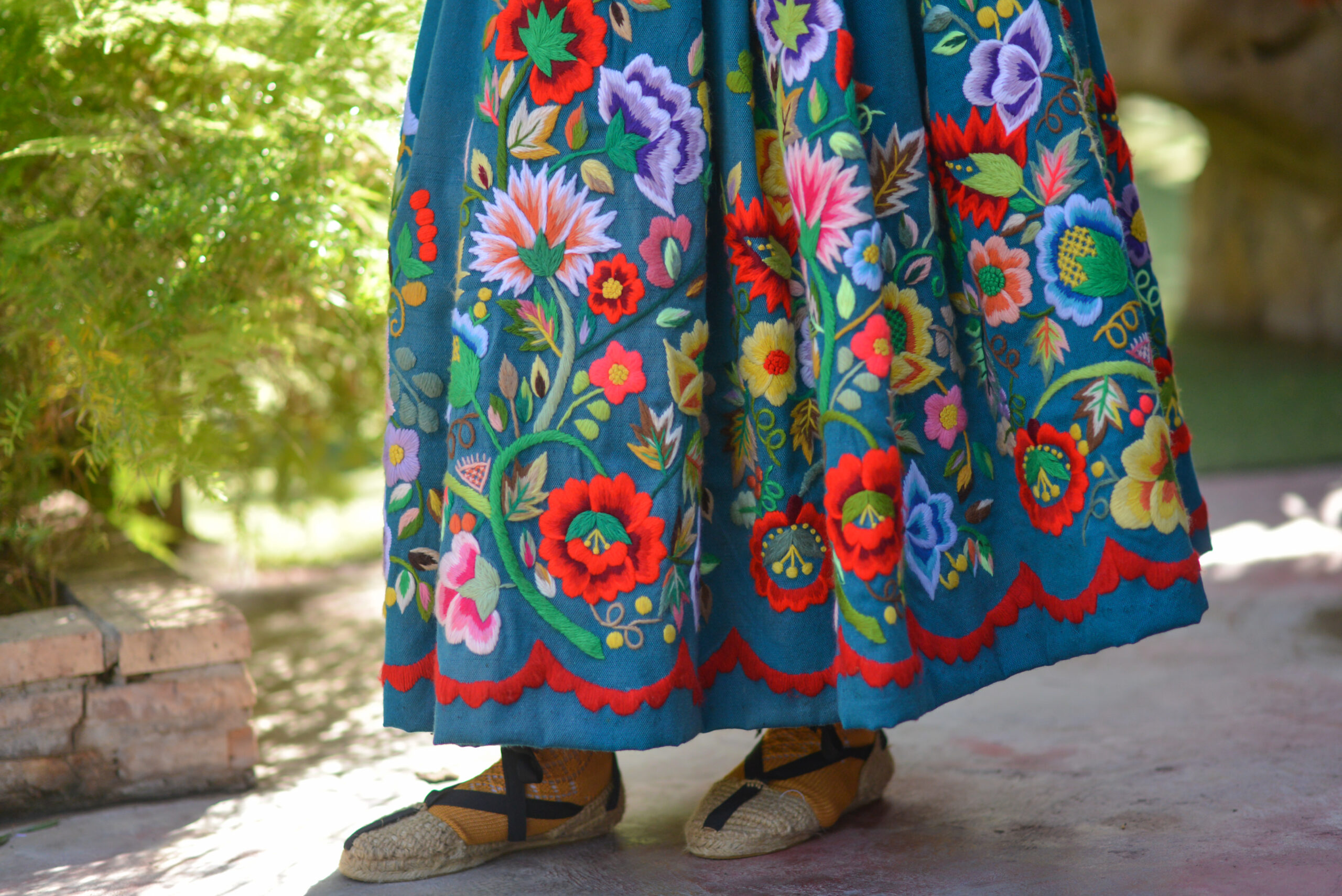 Refajo bordado a mano. - Imagen 2