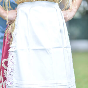 Delantal de lorzas marfil.