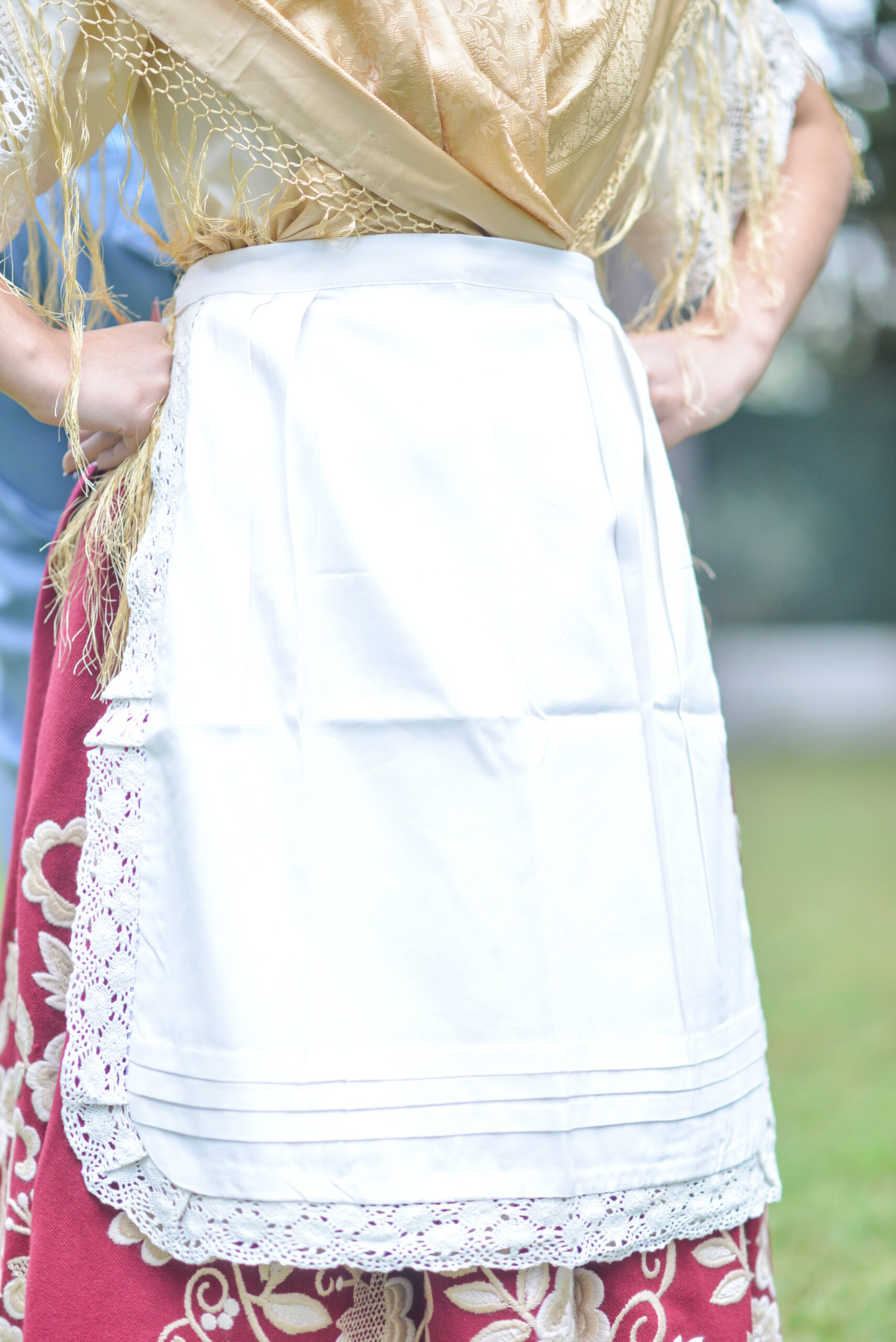 Delantal de lorzas marfil.