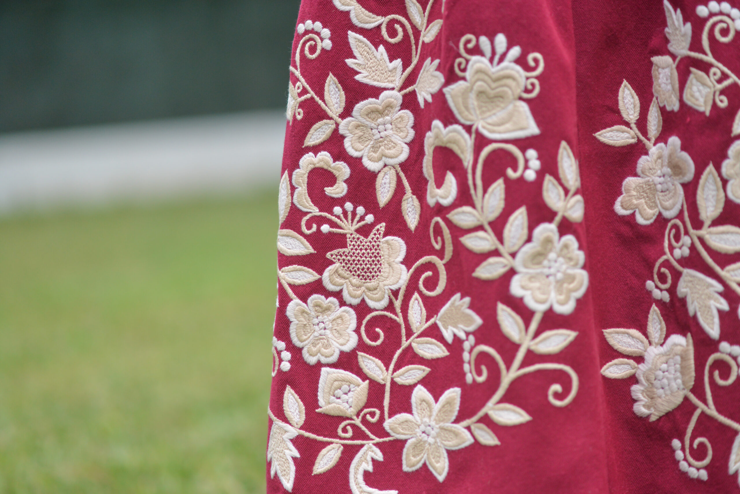 Refajo bordado a maquina. - Imagen 2