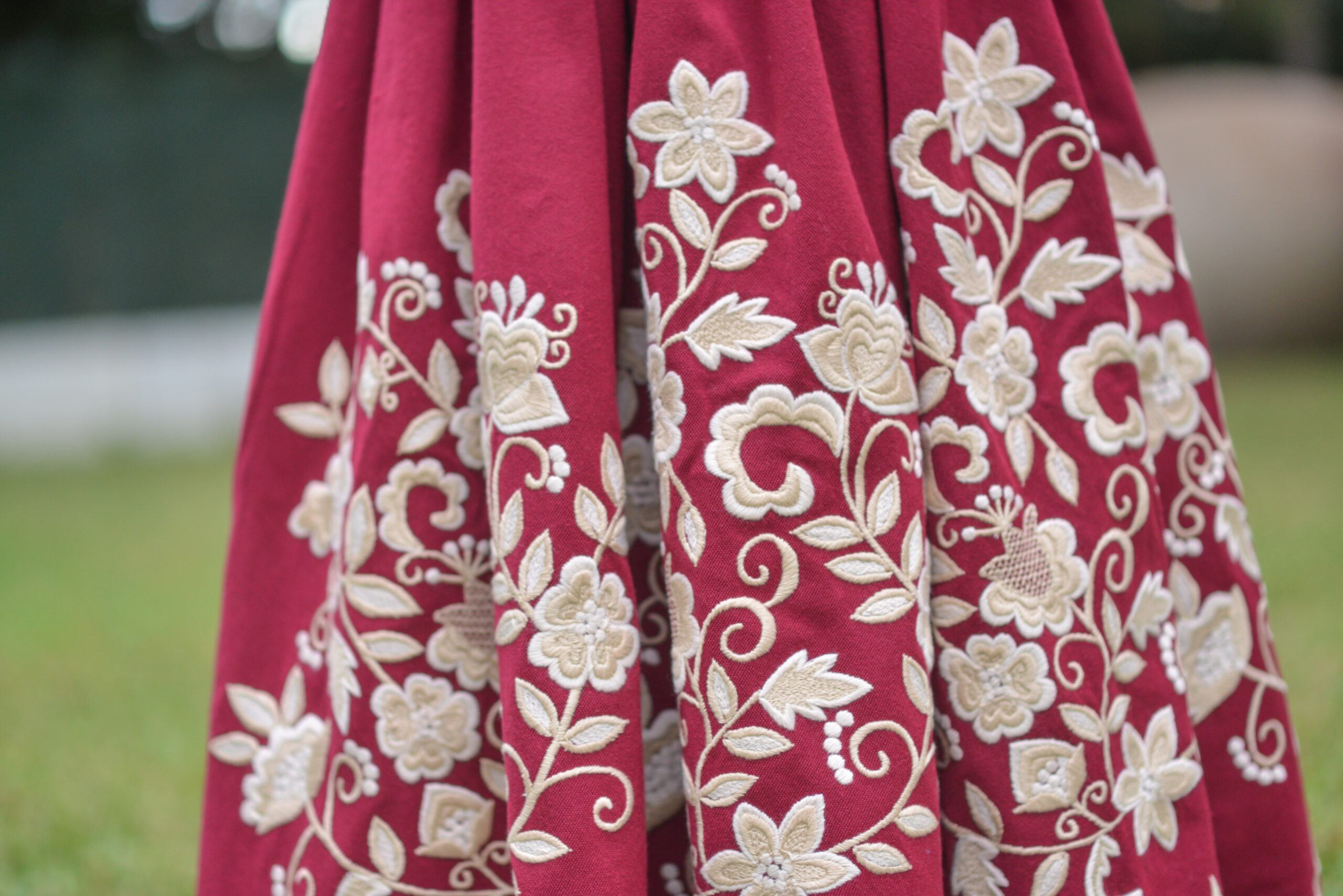 Refajo bordado a maquina. - Imagen 3