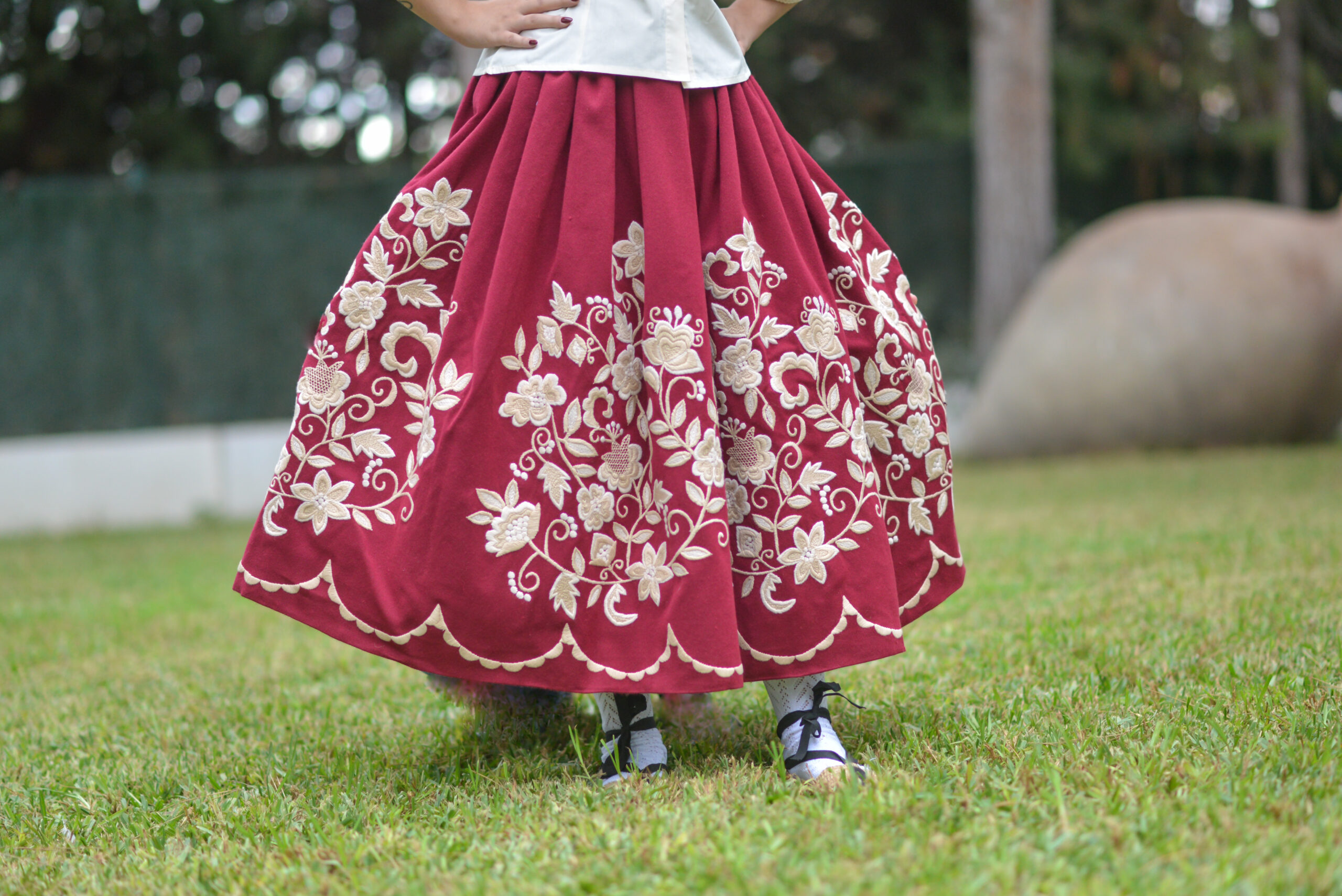 Refajo bordado a maquina.