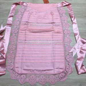 Delantal de hilo rosa.