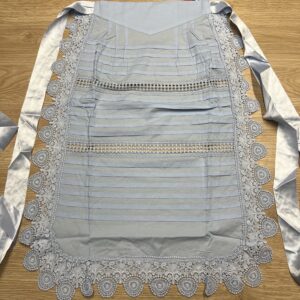 Delantal de hilo azul claro.