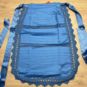 Delantal de hilo azul cobalto.