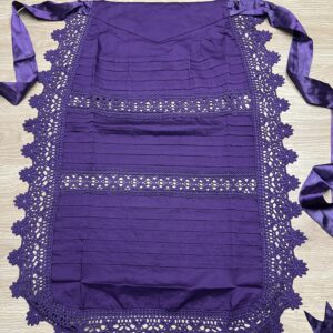 Delantal de hilo lila.